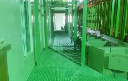 廣東清遠新野衛浴公司電鍍平臺項目玻璃鋼格柵、玻璃鋼橋架工程(圖2)